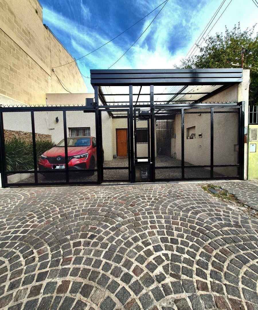 Casa de 4 ambientes con piscina y quincho en venta en Remedios de Escalada