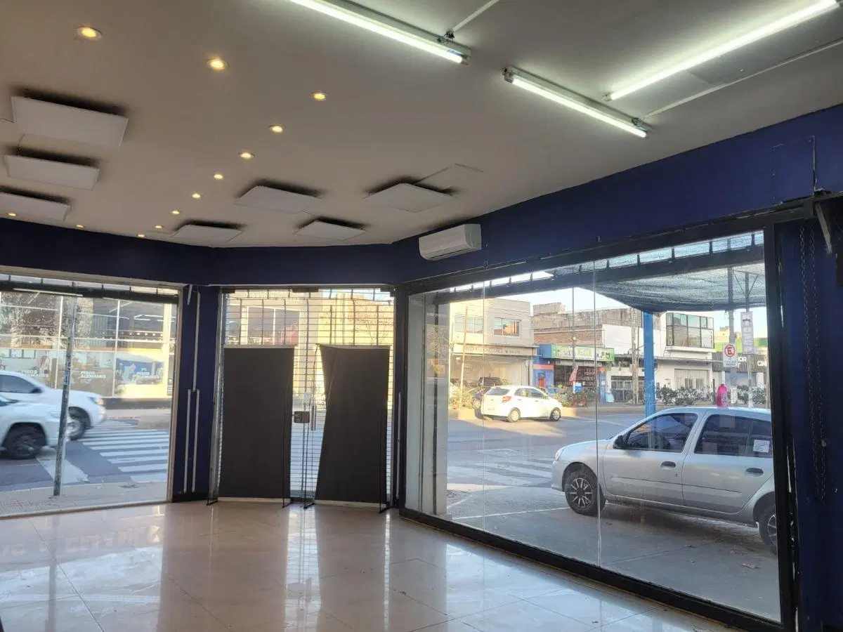 Local comercial en venta sobre Avenida Hipólito Yrigoyen en Remedios de escalada 3