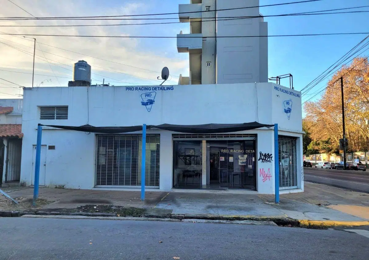 Local comercial en venta sobre Avenida Hipólito Yrigoyen en Remedios de escalada 2