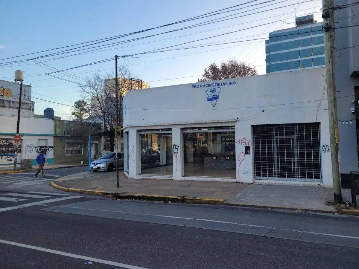 Local comercial en venta sobre Avenida Hipólito Yrigoyen en Remedios de escalada 5