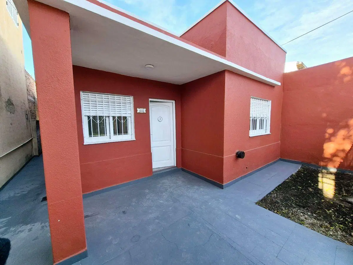 Casa de 3 ambientes en venta con jardín y parque en Lanús Este 8
