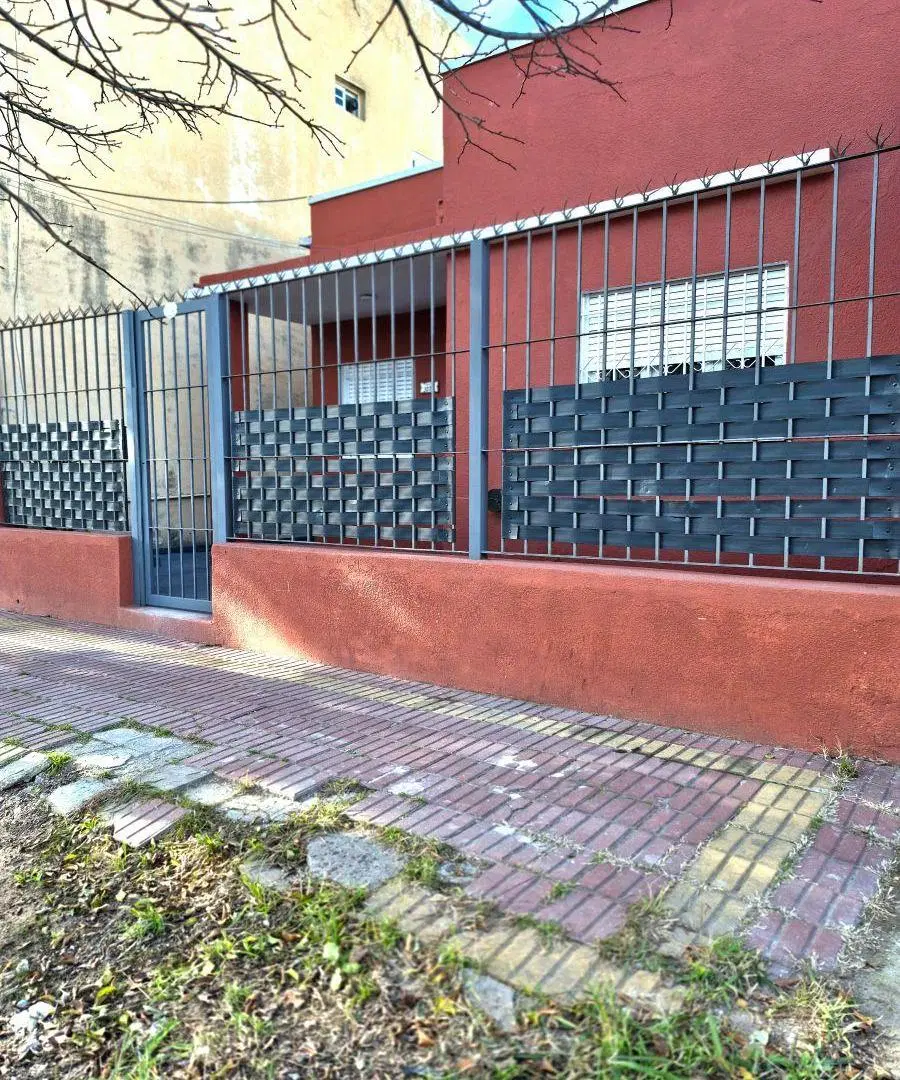 Casa de 3 ambientes en venta con jardín y parque en Lanús Este 2