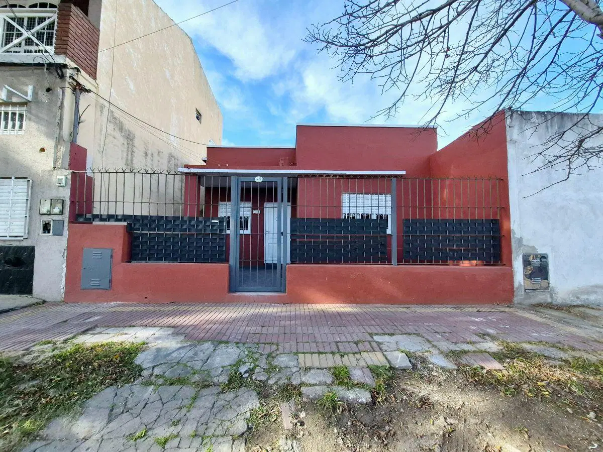 Casa de 3 ambientes en venta con jardín y parque en Lanús Este 4