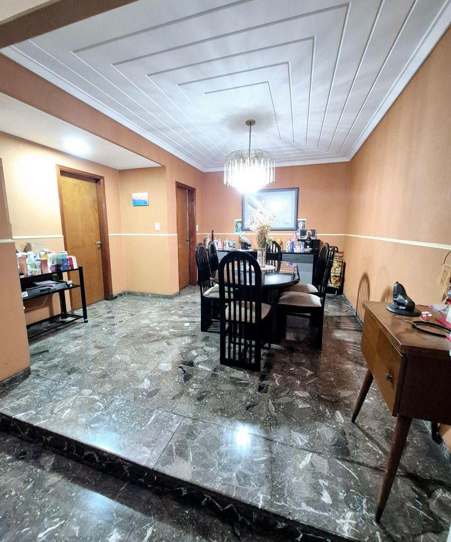 Foto de Chalet de 4 ambientes con parque y piscina en Venta Monte Chingolo, imagen 4