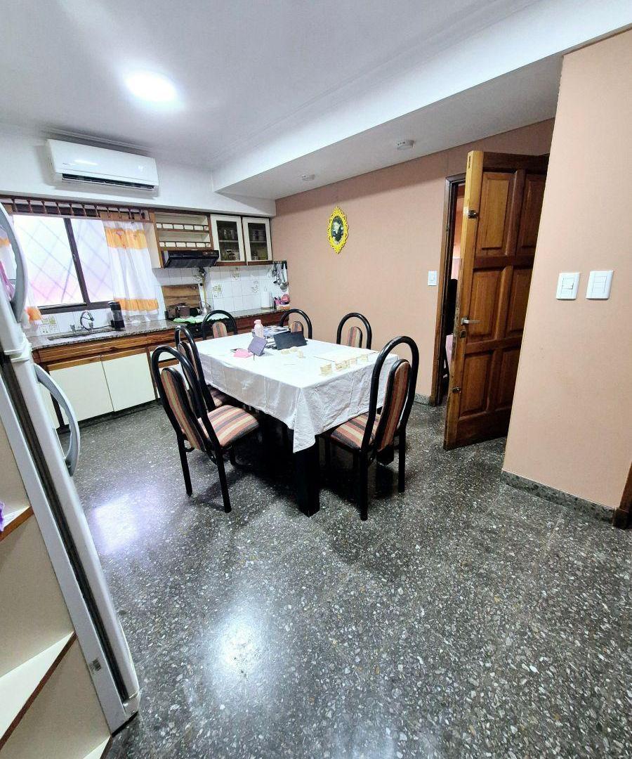 Foto de Chalet de 4 ambientes con parque y piscina en Venta Monte Chingolo, imagen 2