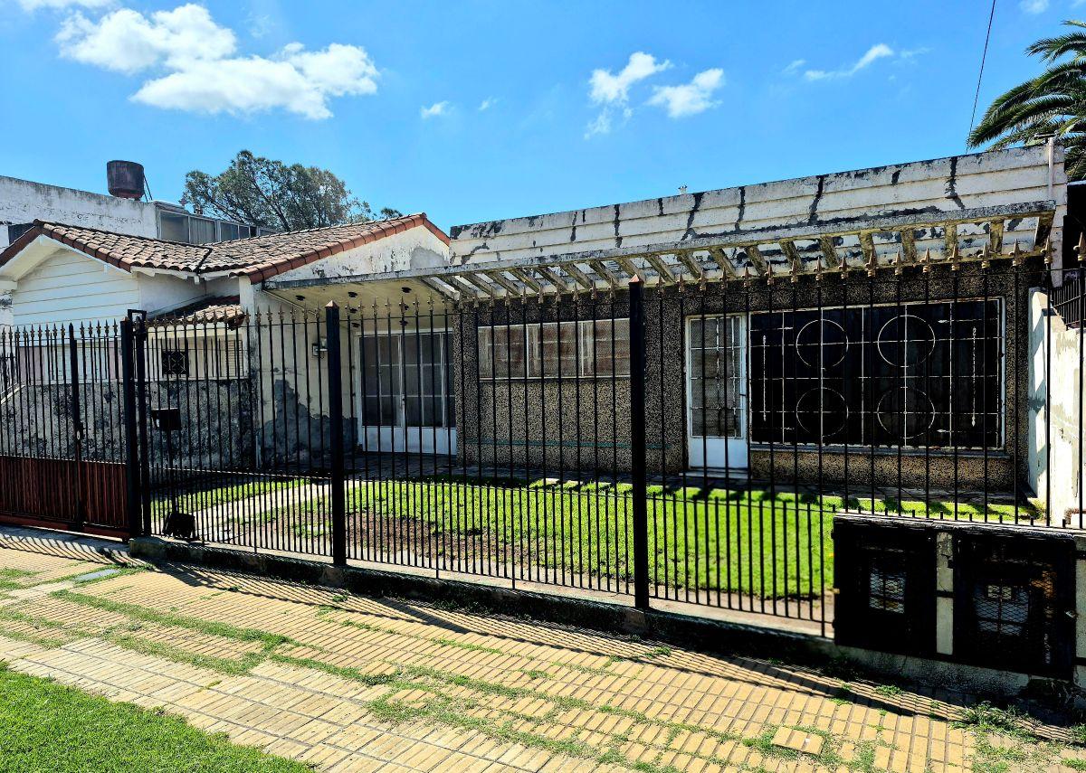 Foto de PH de 3 ambientes con parque y piscina en venta - Remedios de escalada., imagen 2