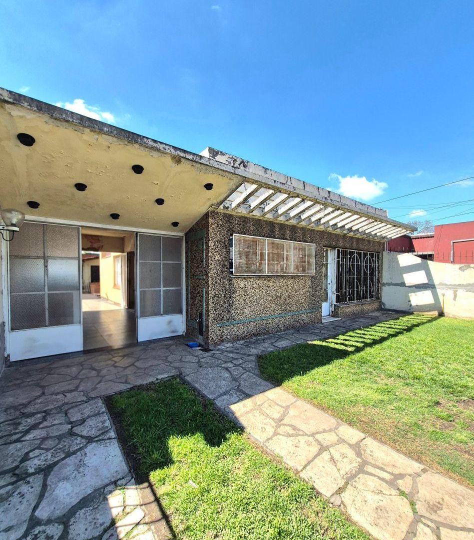 Foto de PH de 3 ambientes con parque y piscina en venta - Remedios de escalada., imagen 4