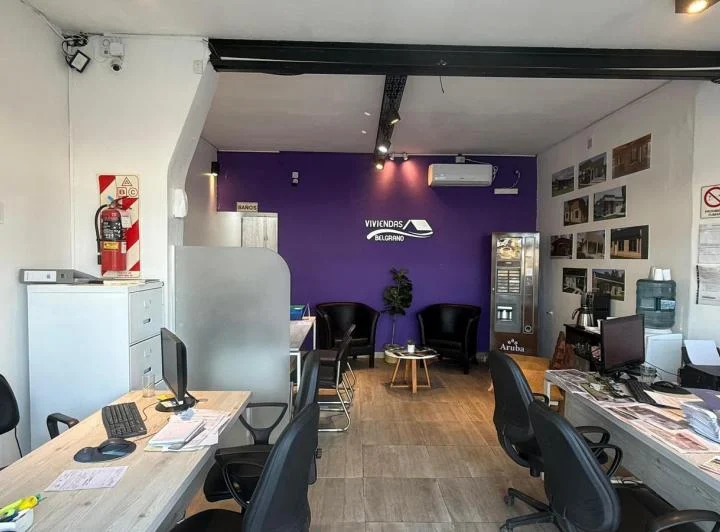 Casa con Local Comercial sobre Av. Belgrano 2