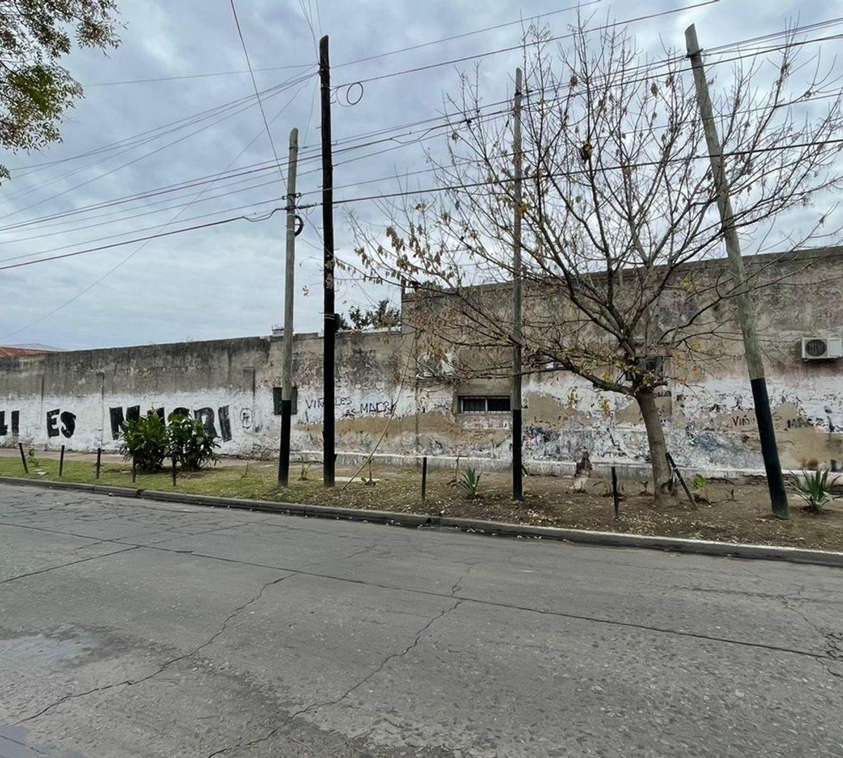 Excelente Galpón en Venta con Salida a Dos Calles 1