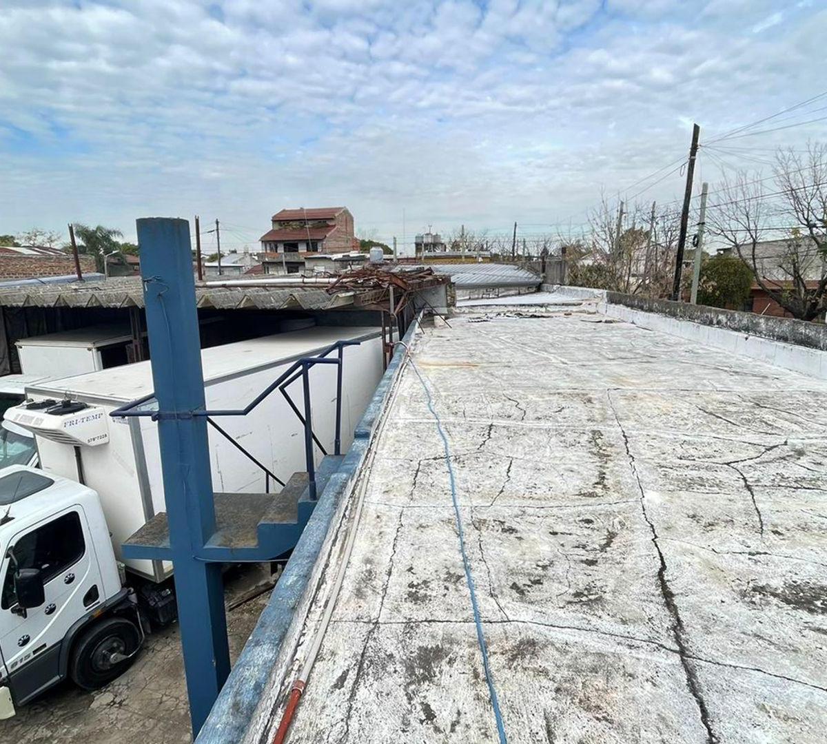Excelente Galpón en Venta con Salida a Dos Calles 4
