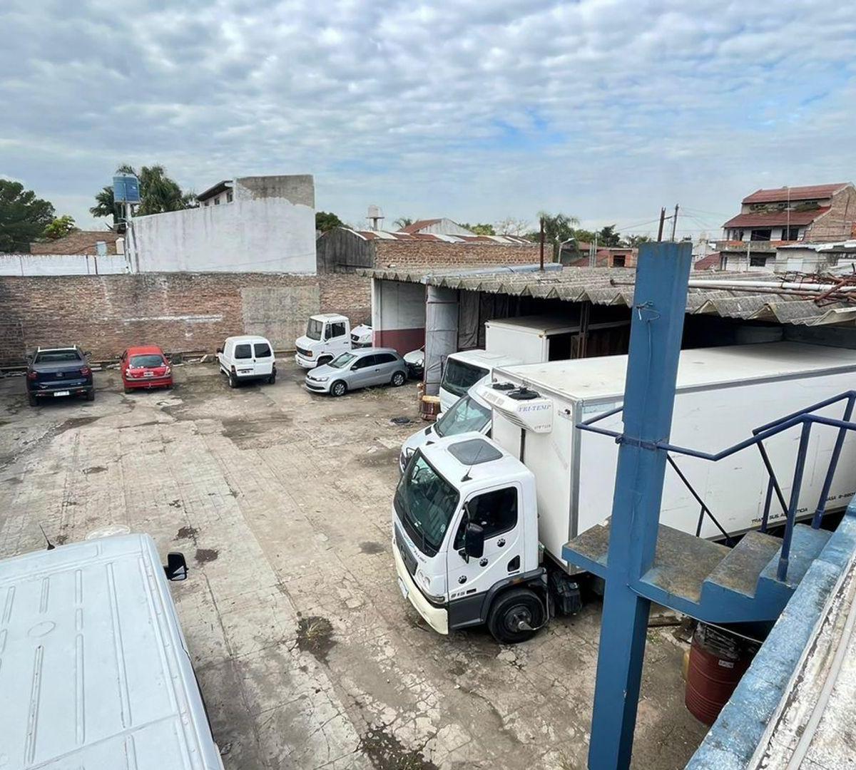 Excelente Galpón en Venta con Salida a Dos Calles 2