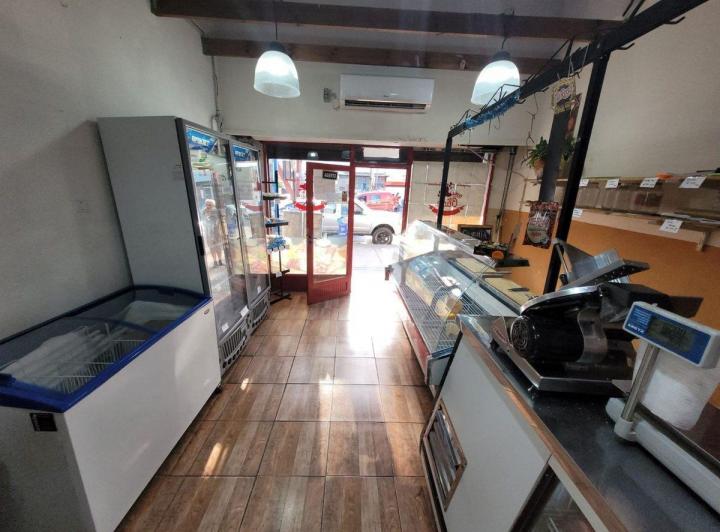 CHALET CON FABRICA, LOCAL, DEP 2 AMB Y QUINCHO 4