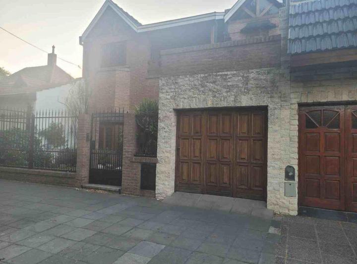 CHALET EN ZONA RESIDENCIAL EN BANFIELD OESTE 6 AMB 2