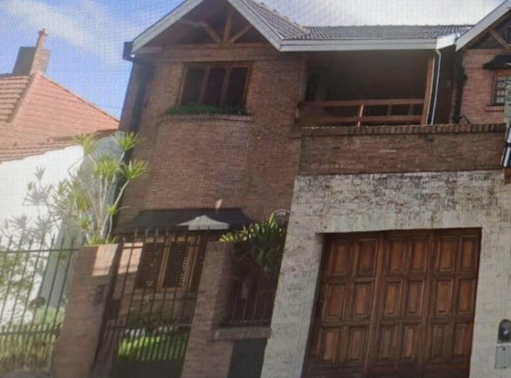CHALET EN ZONA RESIDENCIAL EN BANFIELD OESTE 6 AMB 4