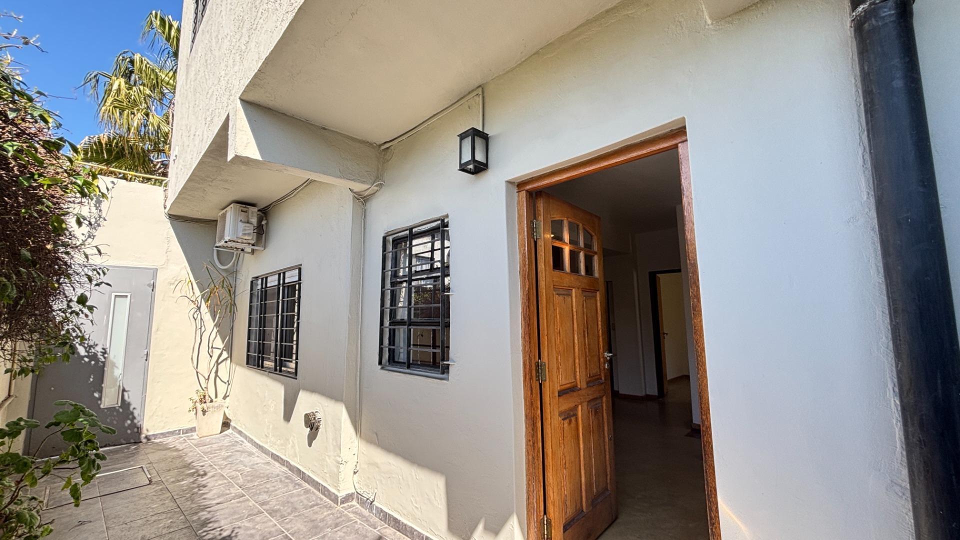 VENTA CASA CON PARQUE BERNAL
