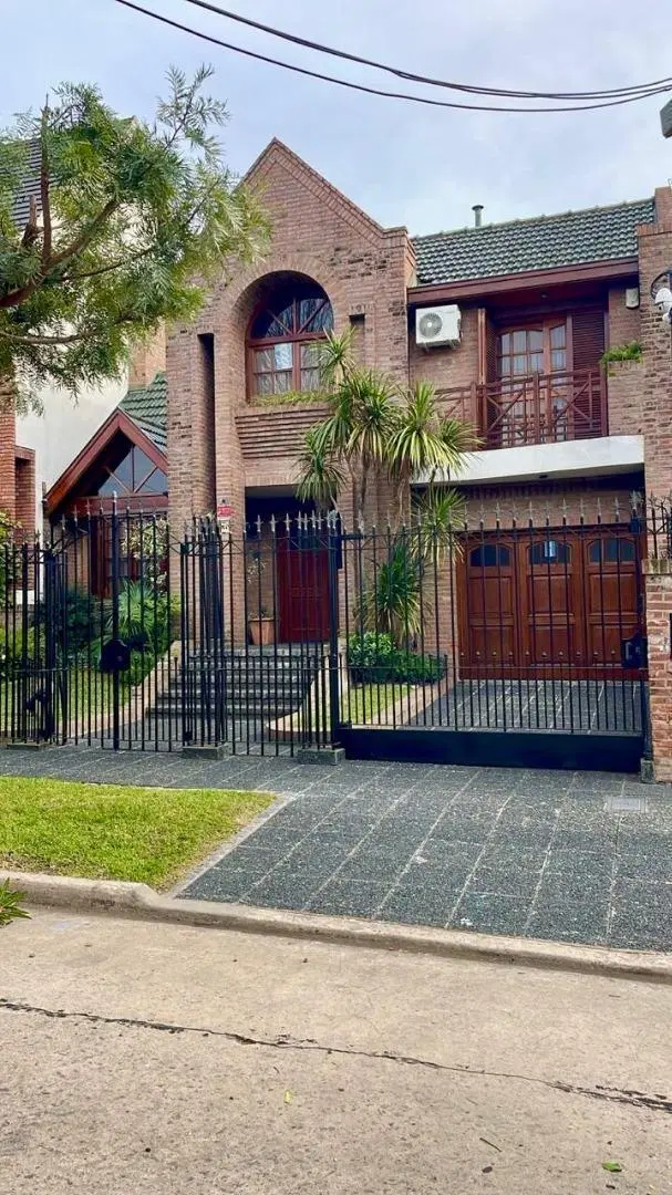 VENTA IMPORTANTE CASA 4 AMB BERNAL BARRIO PARQUE 3