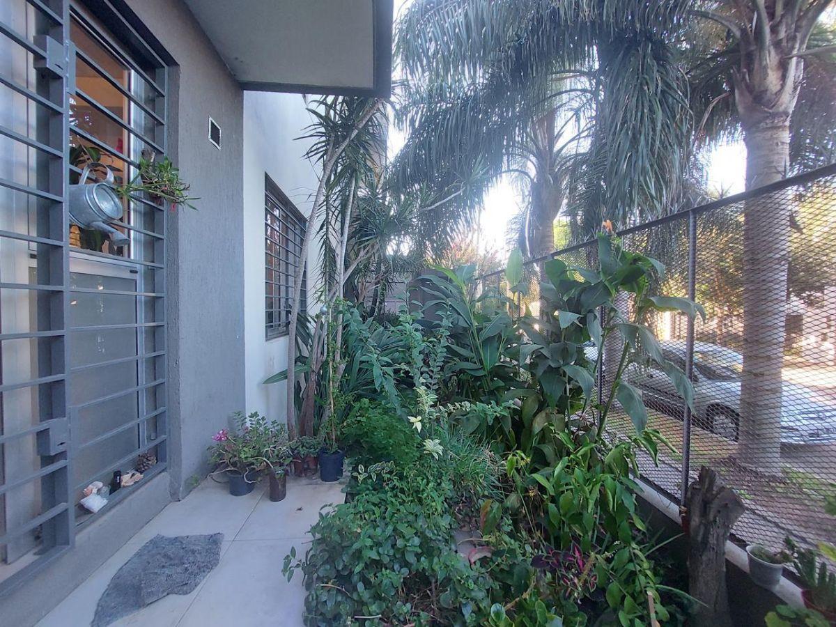 Foto de DPTO 2 AMBIENTES EN PLANTA BAJA CON JARDIN AL FRENTE Y COCHERA EN, imagen 3