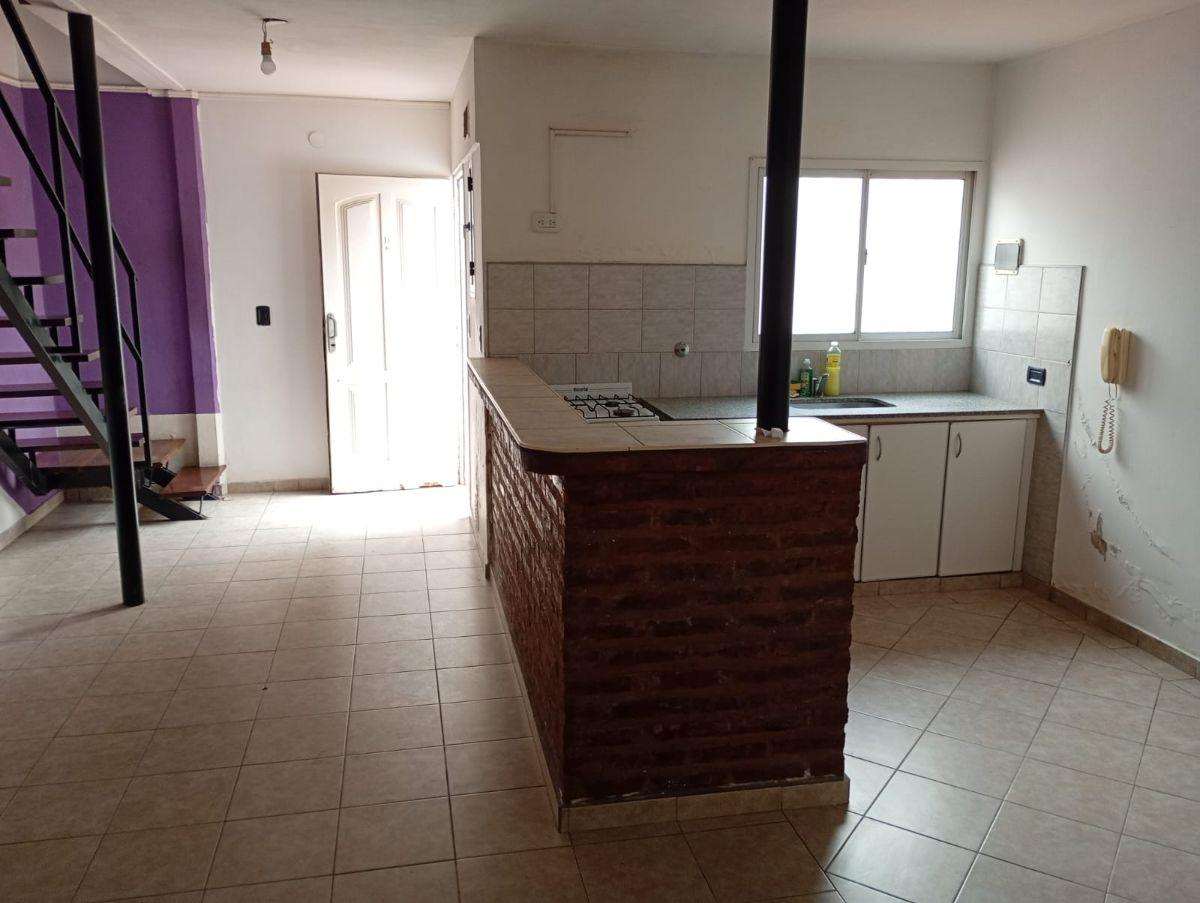Foto de ALQUILER DEPARTAMENTO PLANTA ALTA CONTRAFRENTE VILLA MAIPU SAN AMRTIN, imagen 2