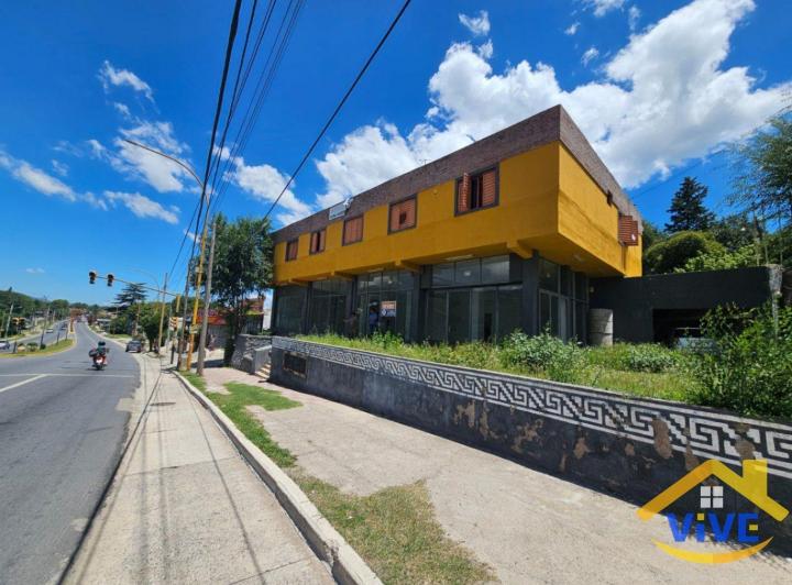INMEJORABLE!!  Salon Comercial + 4 departamentos!!  1