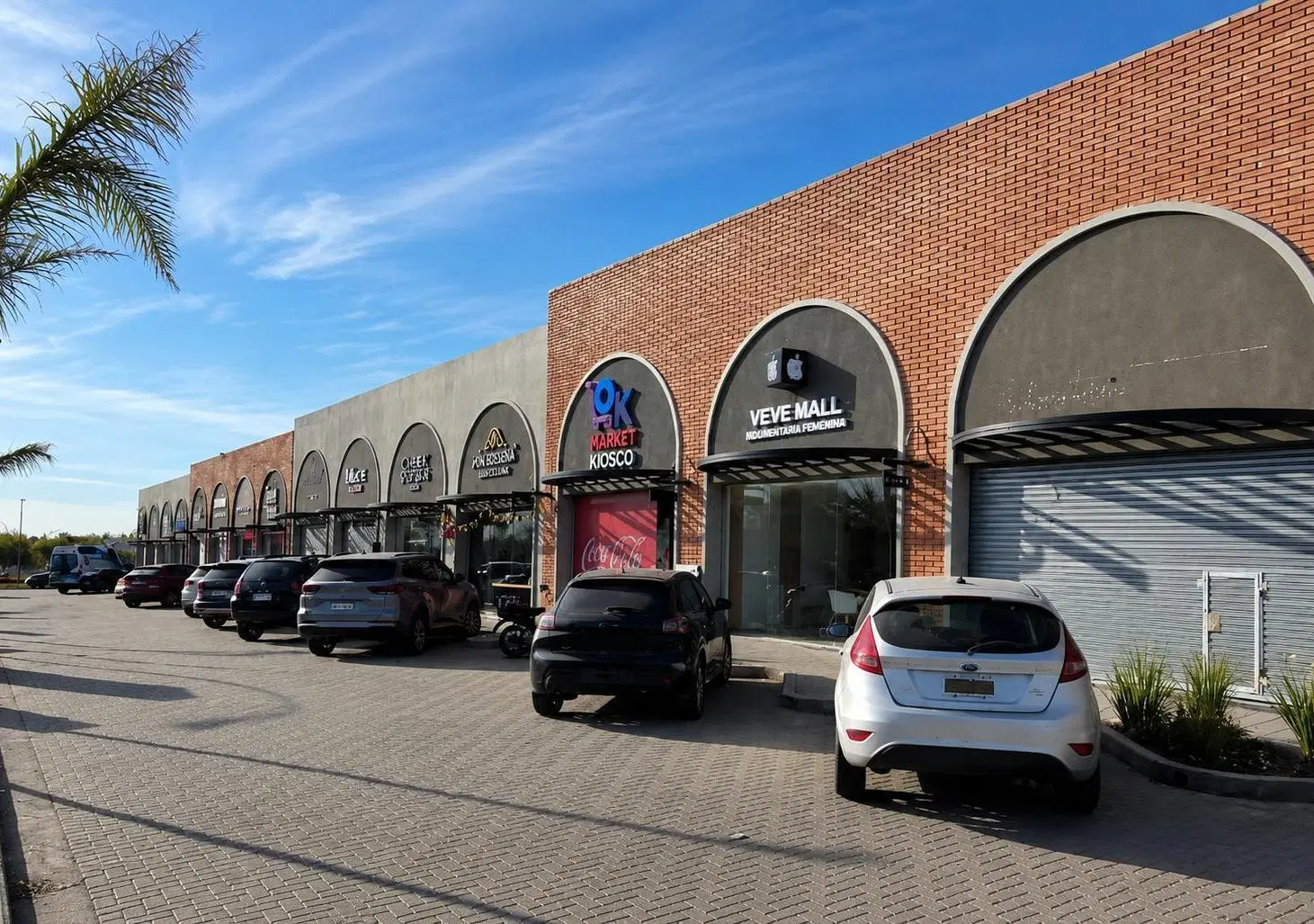 Alquiler Local Comercial Premium - 55m² en Complejo Los Arcos, Manantiales 2