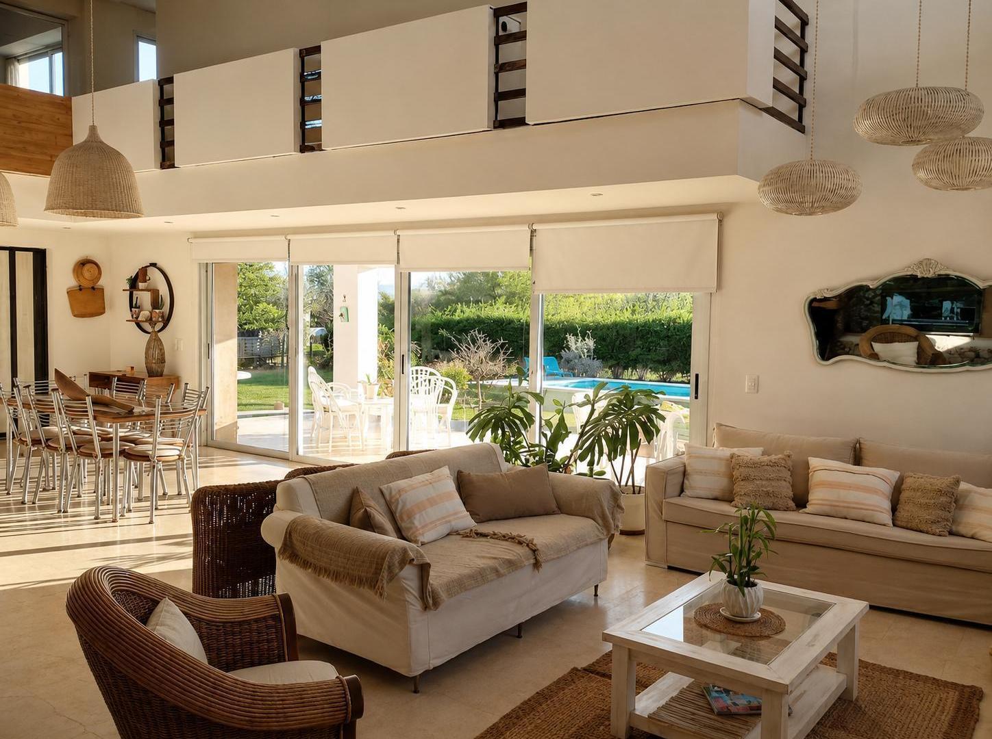 Casa en Venta - 3 Dormitorios con Piscina y Gran Parque - Country Causana