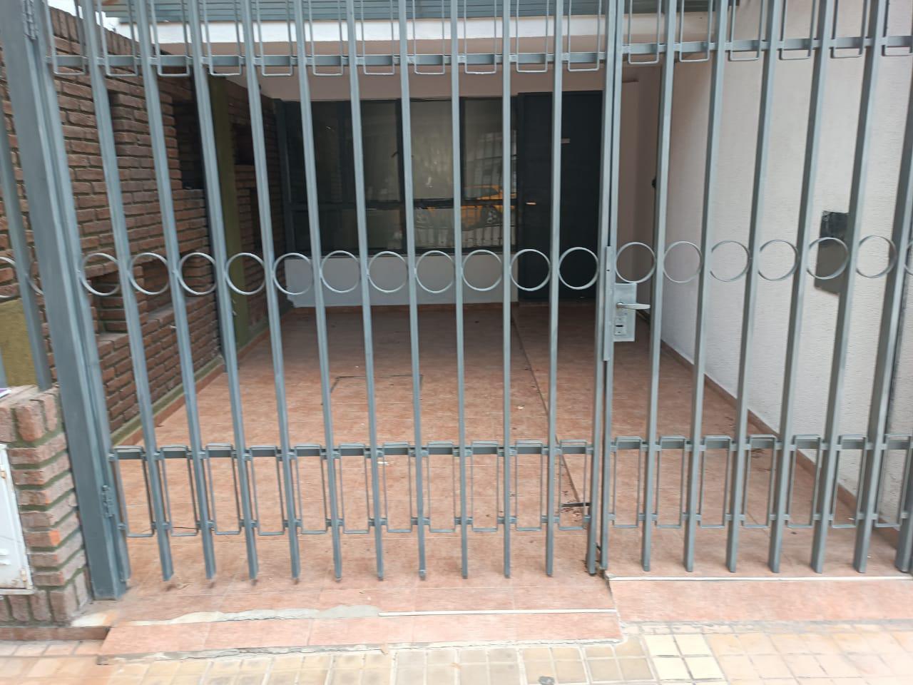 Casa en alquiler en planta baja con patio y cochera