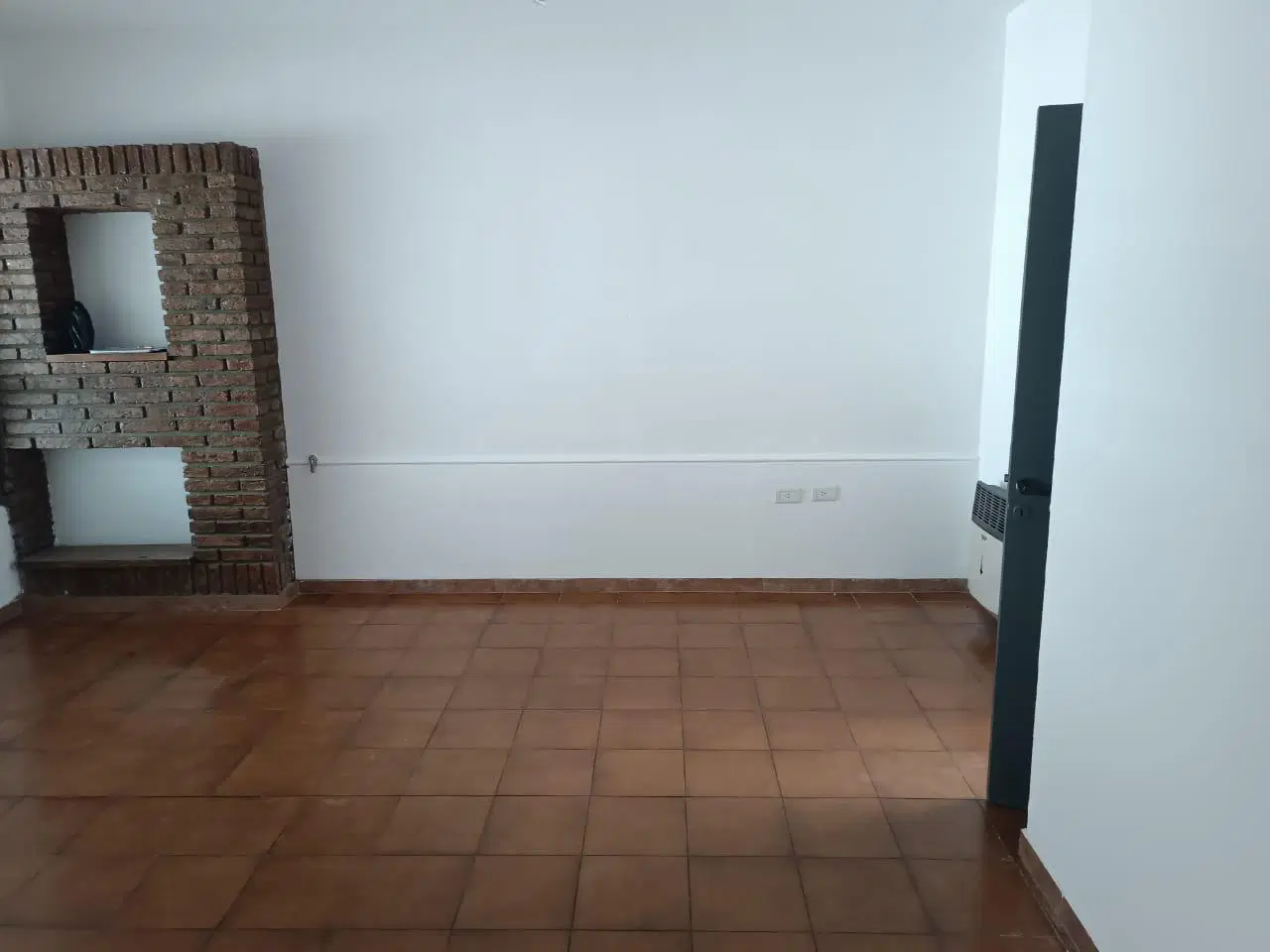 Casa en alquiler en planta baja con patio y cochera 3
