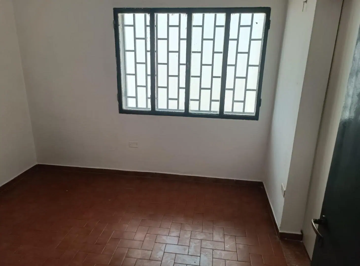 Casa en alquiler en planta baja con patio y cochera 2