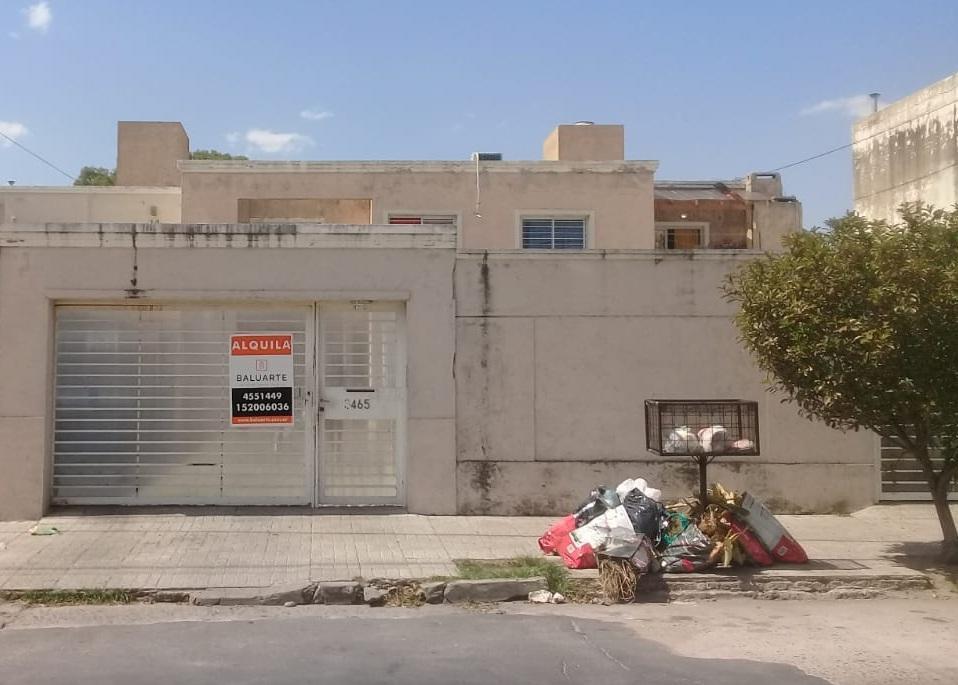 Departamento en complejo cerrado, con cochera y asador