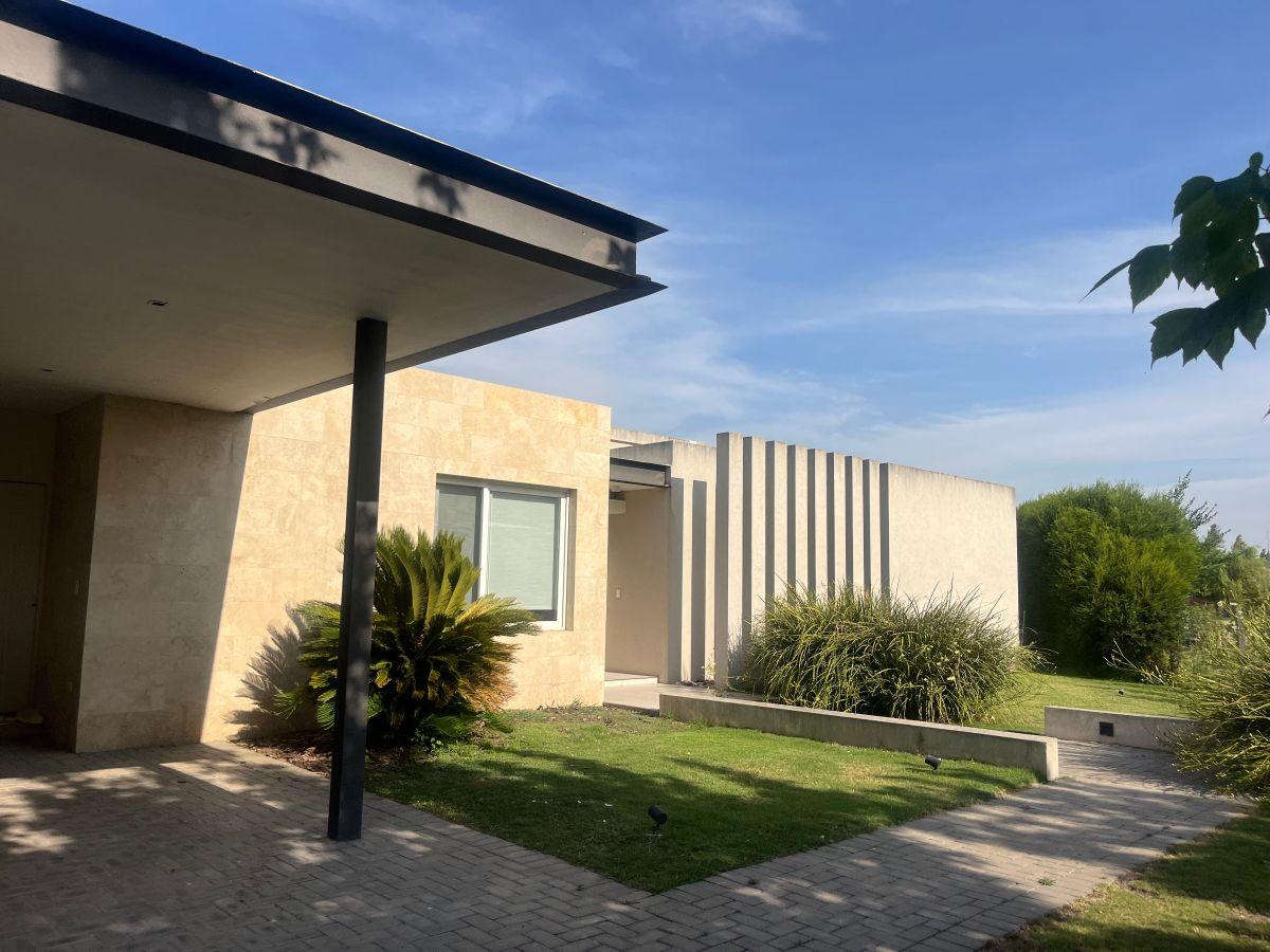 En venta - Casa en Champagnat, Estancias del Pilar