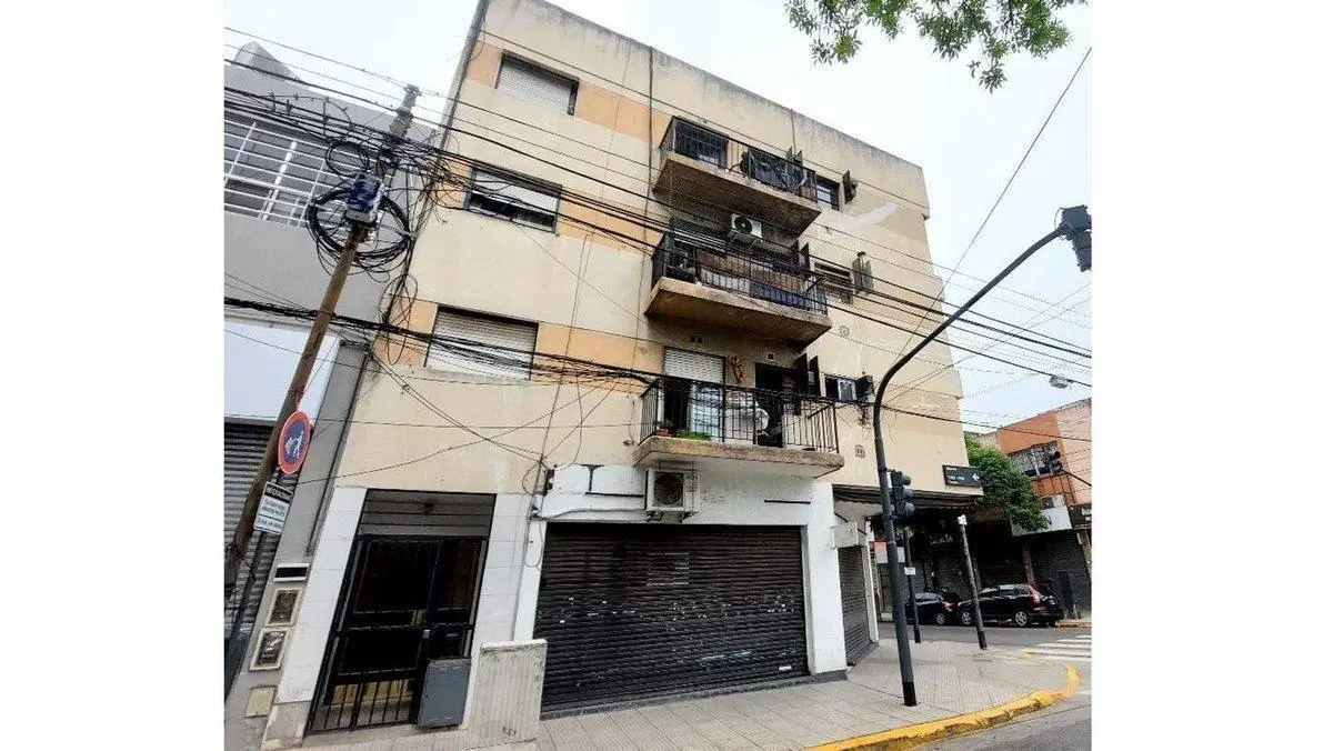 DEPTO | 2 AMBIENTES | 2do piso POR ESCALERA | BALCÓN | APTO CRÉDITO | LUMINOSO | FLORES 4