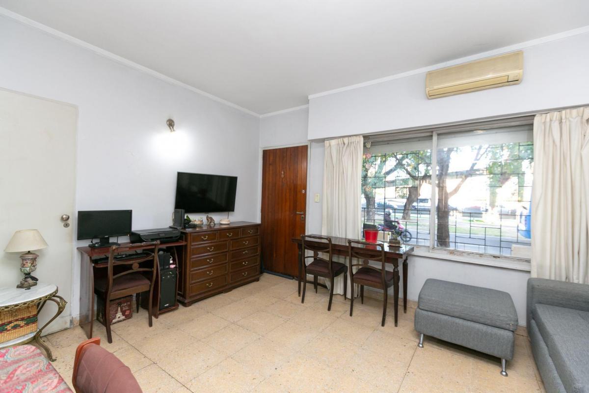 Casa 5 Ambientes en Versalles con Garage y Quincho 2