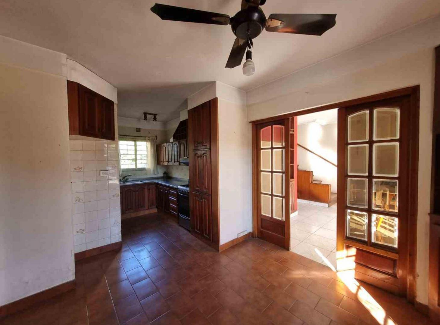 CASA CHALET EN VENTA 4 AMBIENTES COCHERA BURZACO