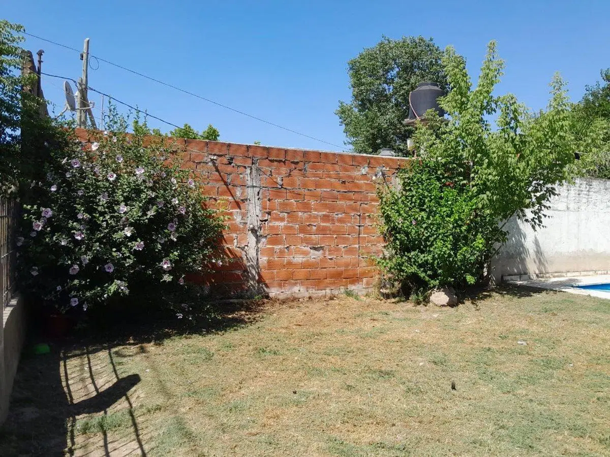 VENTA CASA CON PILETA A REFACCIONAR GRAL RODRIGUEZ 2