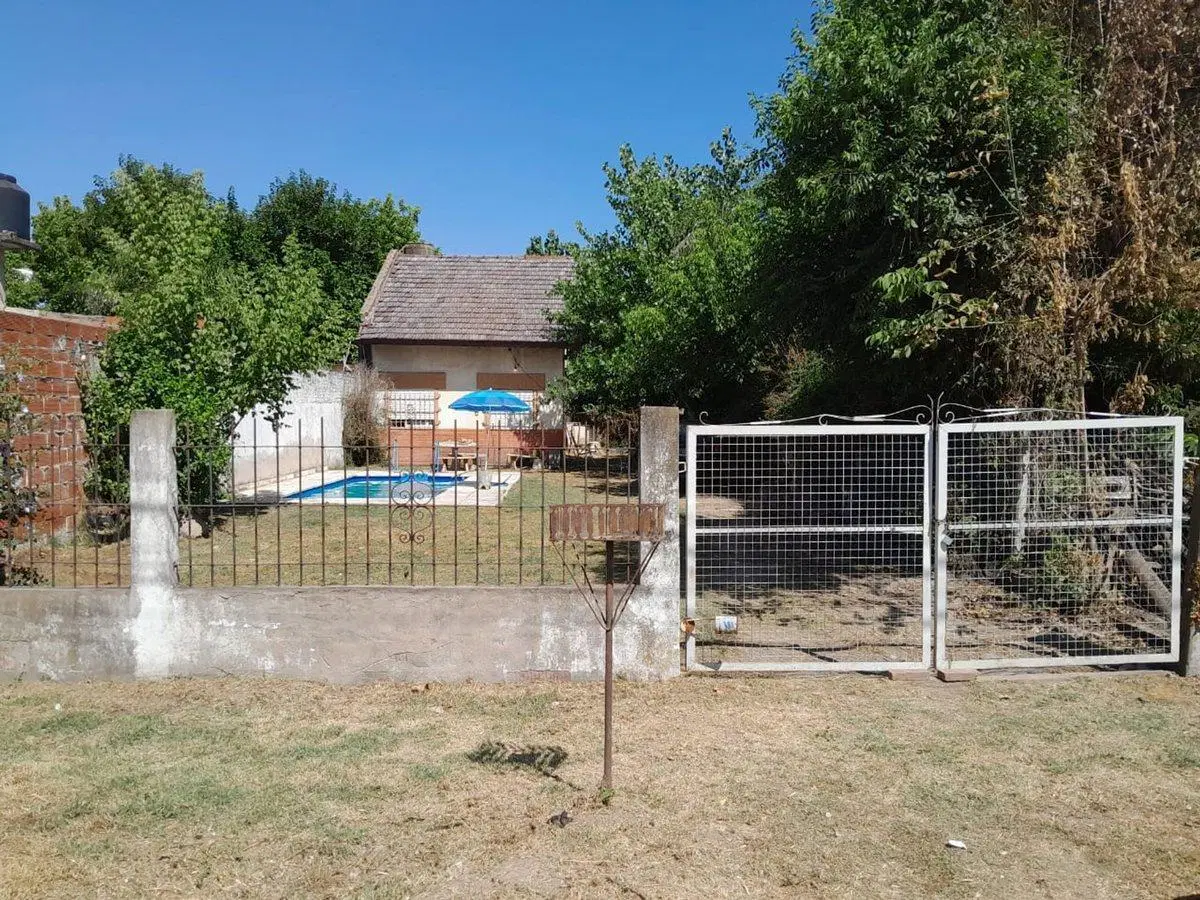 VENTA CASA CON PILETA A REFACCIONAR GRAL RODRIGUEZ 5