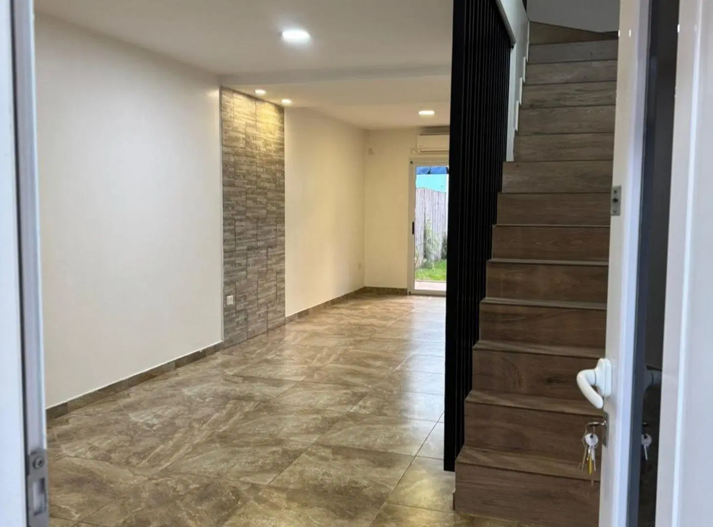 ALQUILER DUPLEX 3 AMBIENTES MORENO COCHERA PATIO 2