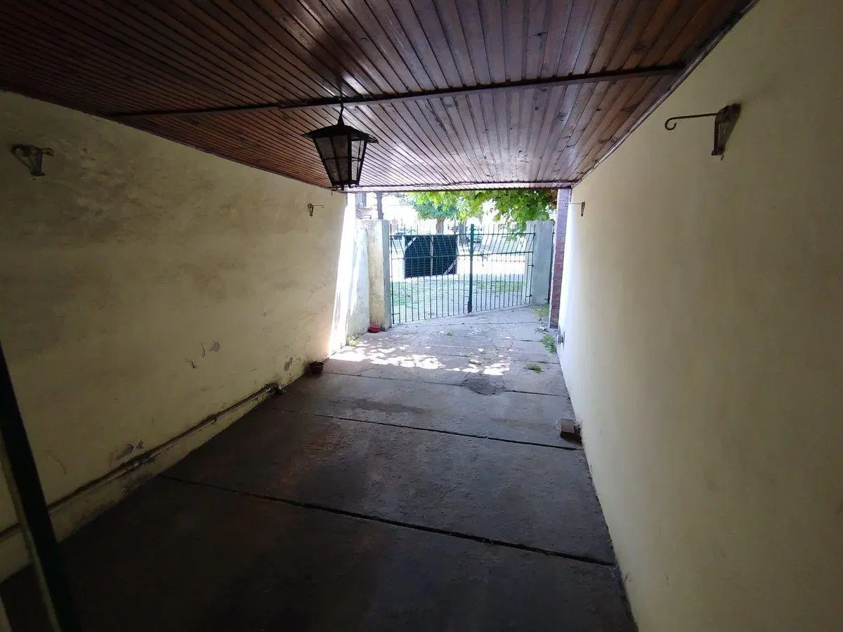 CASA EN VENTA 4 AMB CON LOCAL, PATIO  Y COCHERA 2