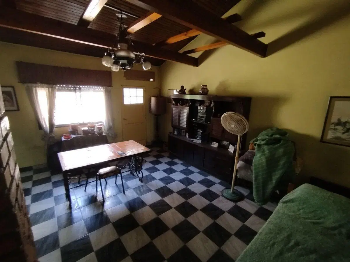 CASA EN VENTA 4 AMB CON LOCAL, PATIO  Y COCHERA 3
