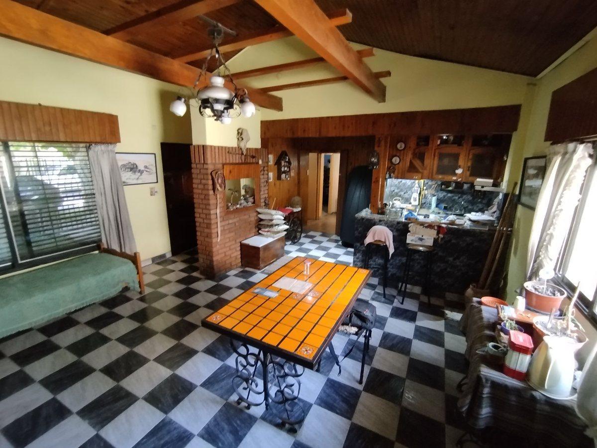 CASA EN VENTA 4 AMB CON LOCAL, PATIO Y COCHERA