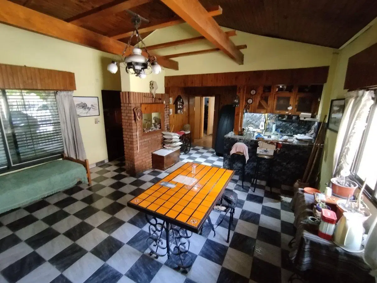 CASA EN VENTA 4 AMB CON LOCAL, PATIO  Y COCHERA 4