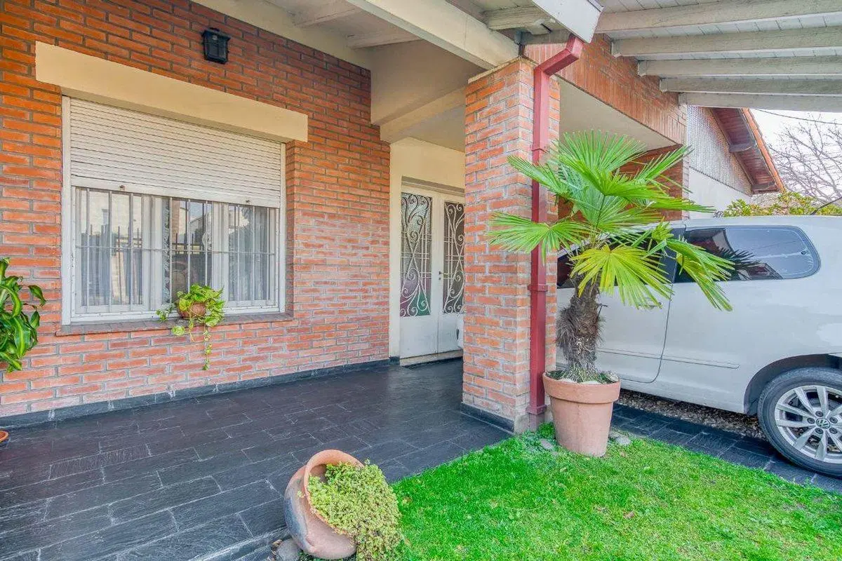 Venta Chalet de 4 amb. en Barrio Güemes - HAEDO 2