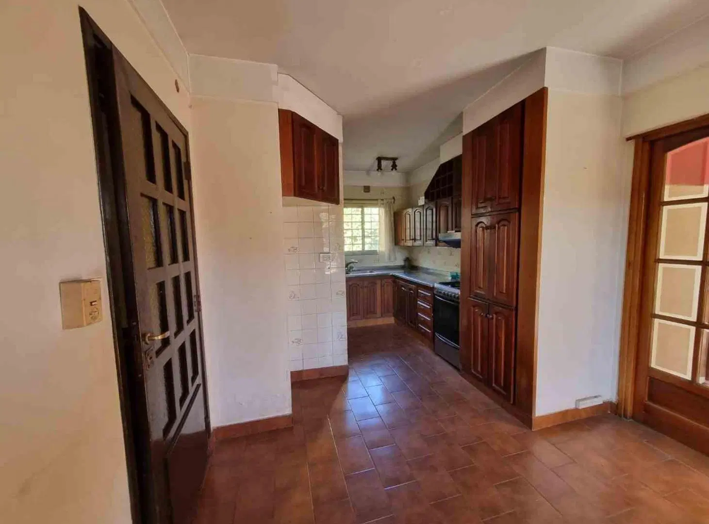CASA CHALET EN VENTA 4 AMBIENTES COCHERA BURZACO 3
