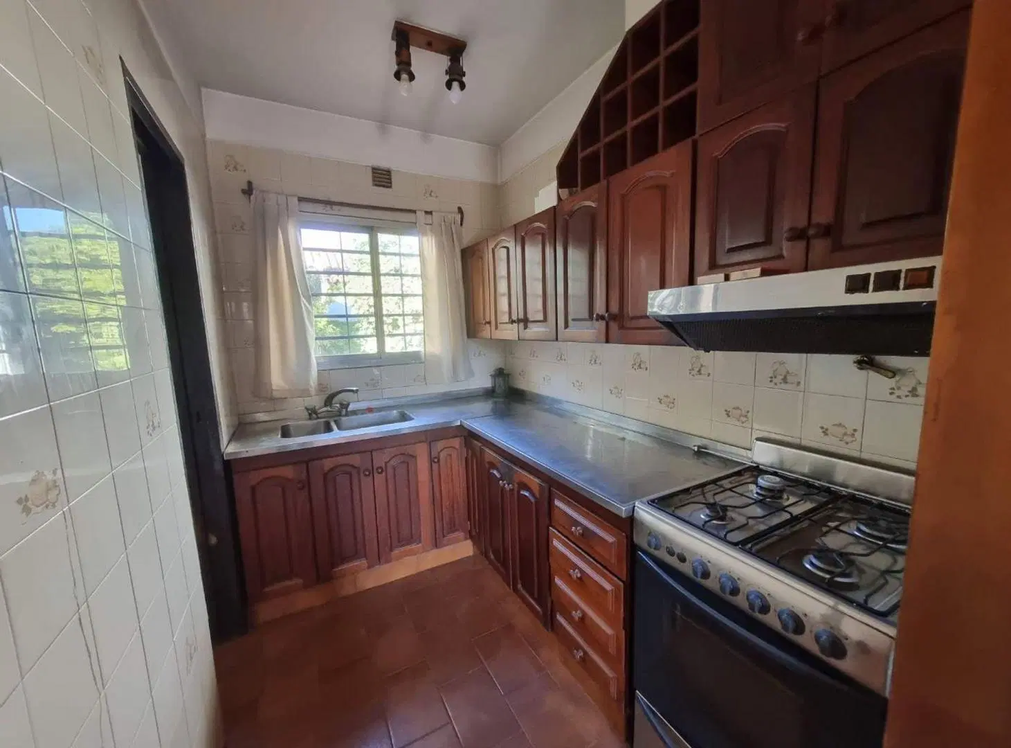 CASA CHALET EN VENTA 4 AMBIENTES COCHERA BURZACO 4