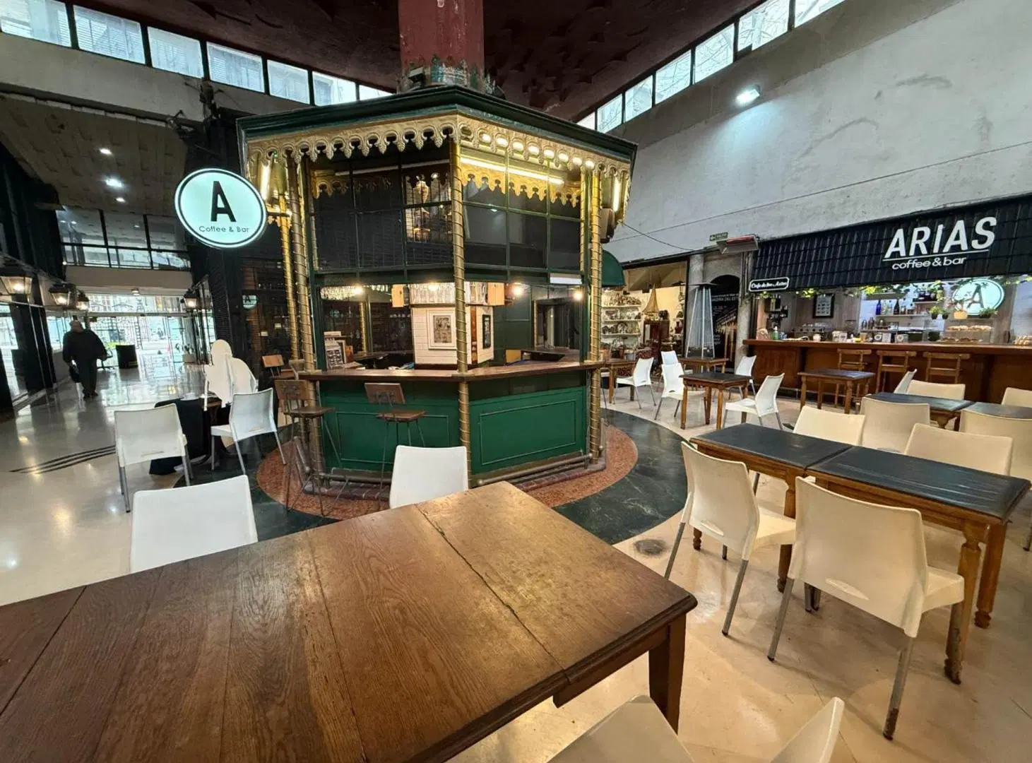 VENTA BAR EN GALERIA DEL ESTE- PERMUTA 8