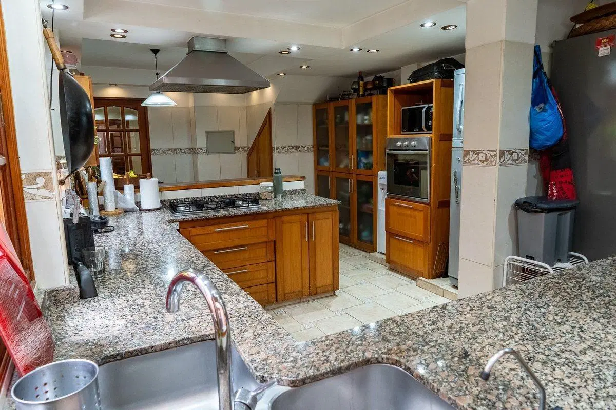 CASA 7 AMBIENTES VENTA DEVOTO PERMUTA ASCENSOR 5