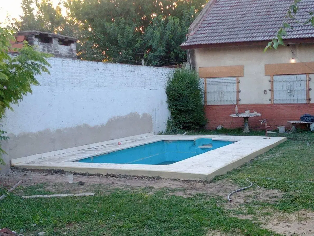 VENTA CASA CON PILETA A REFACCIONAR GRAL RODRIGUEZ 5