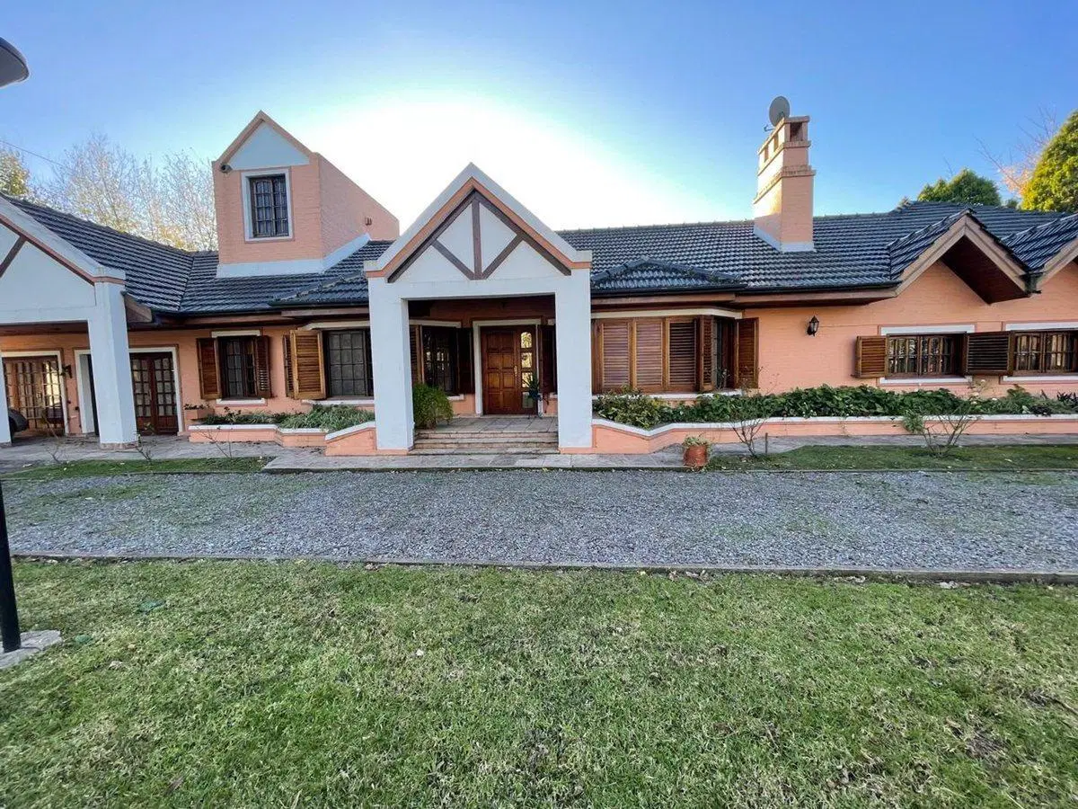 VENTA CASA 6 AMB. CON PILETA - GUERNICA - PERMUTA 3