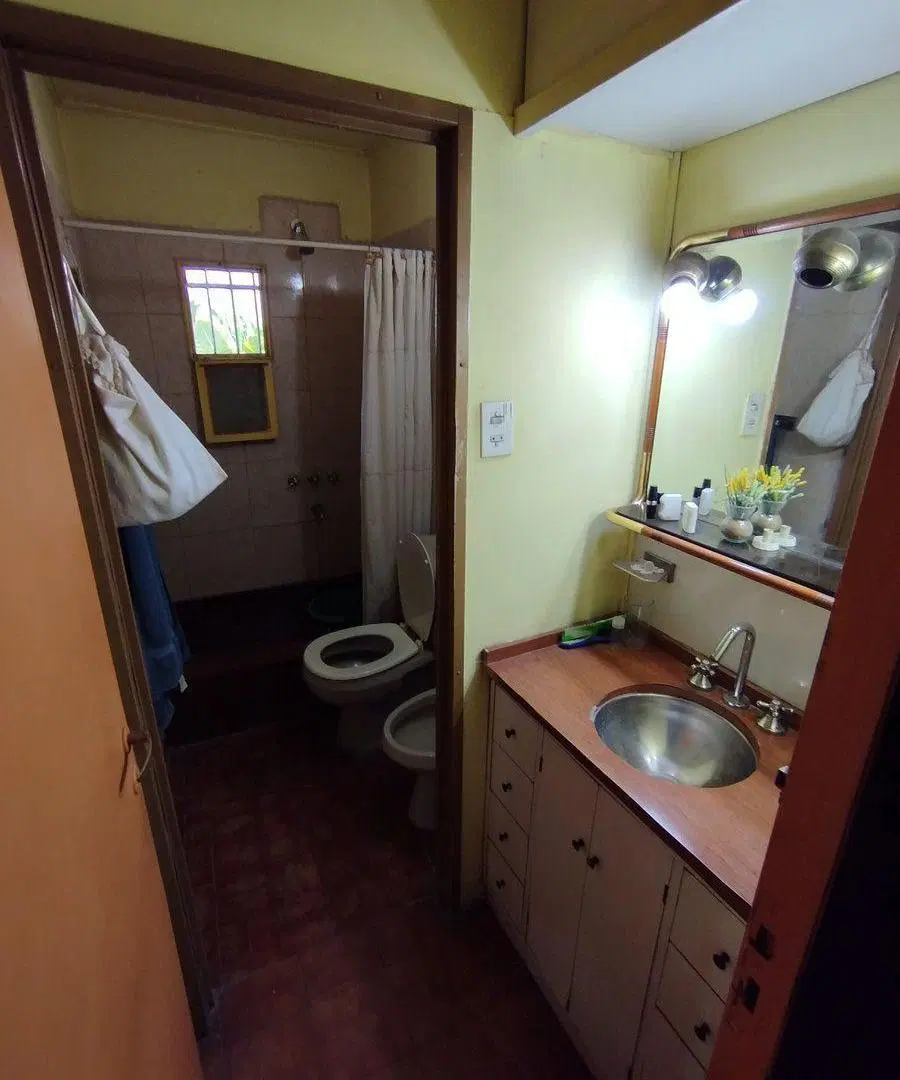 CASA EN VENTA 4 AMB CON LOCAL, PATIO  Y COCHERA 3