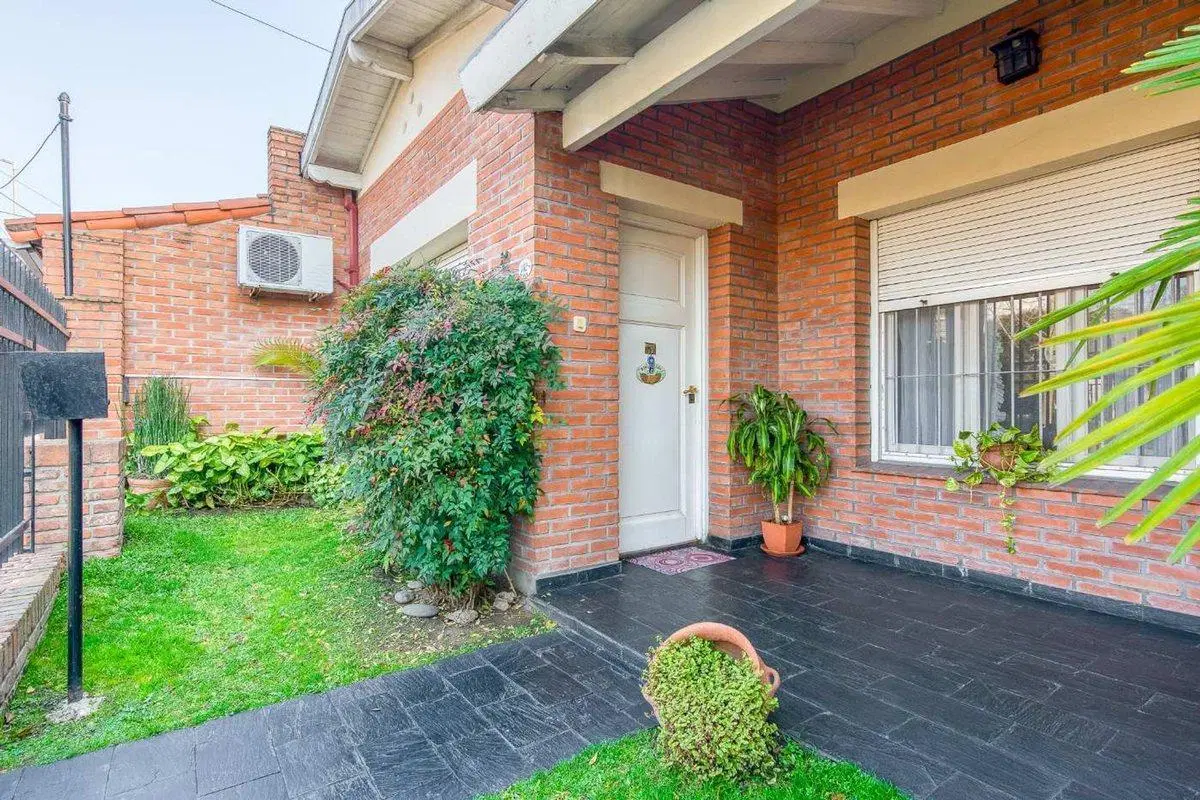Venta hermoso Chalet de 4 amb.Barrio Güemes HAEDO 8