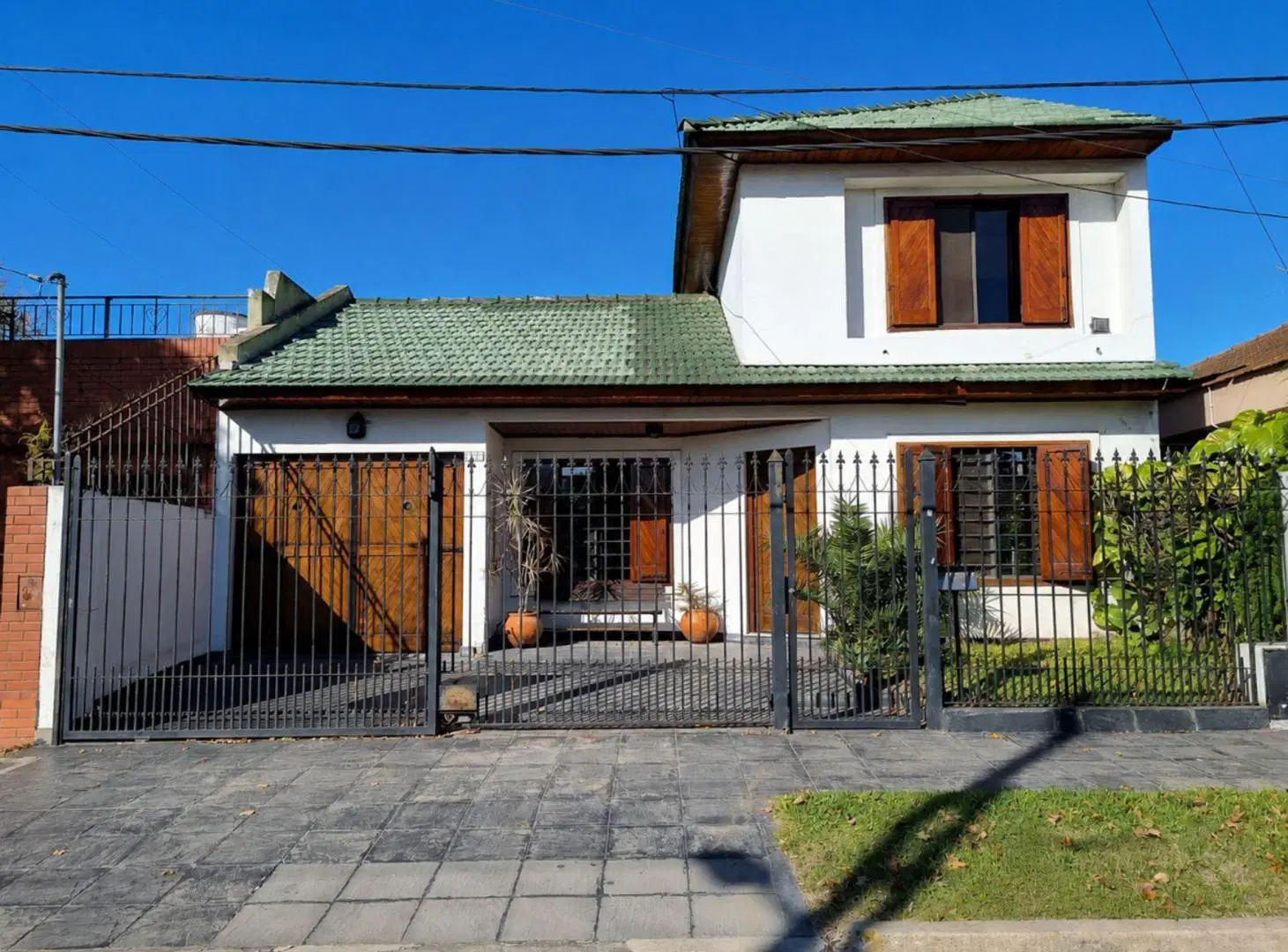 CASA CHALET EN VENTA 4 AMBIENTES COCHERA BURZACO 2